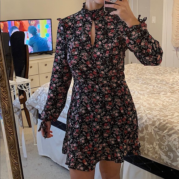 H&M Floral Mock Neck Dress with Key-Hole Detail💗 - Picture 4 of 4